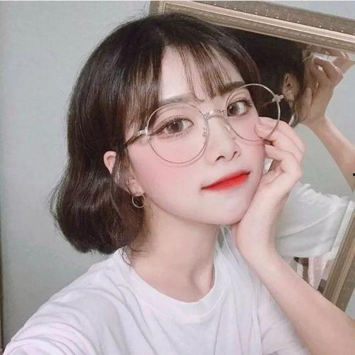 国产带眼镜短发视频,时尚新宠儿的魅力演绎